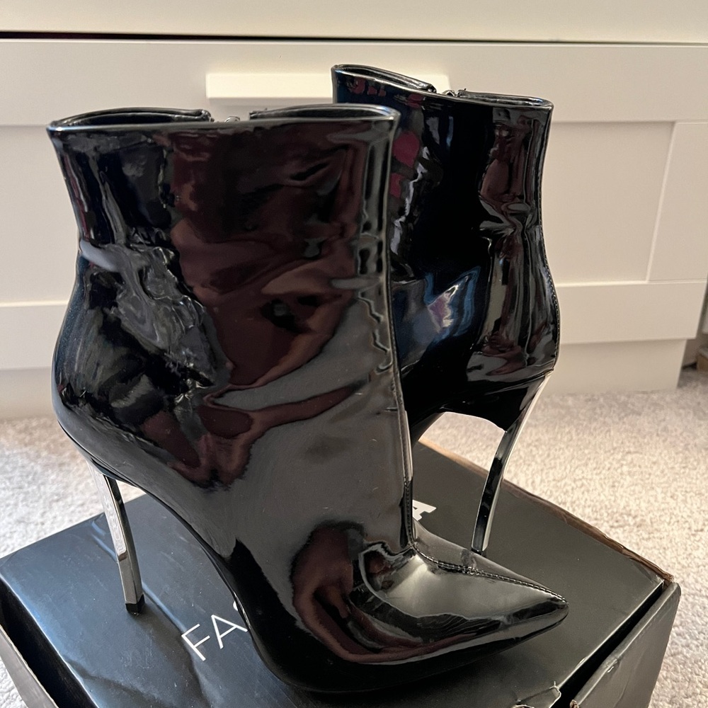 Black patent leather size 8 ankle boots